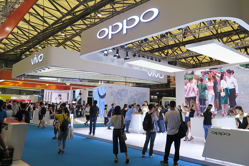 ↑昨年6月に上海で開催された「Mobile World Congress Shanghai」では、OPPOとVivoが並んで出展し、来場者の注目を集めていた。OPPOは、2016年に中国市場での年間出荷台数で1位を獲得し、2017年第3四半期のスマホの出荷台数調査報告でアジアで1位、グローバルで4位にランクインしている