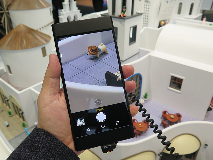 ↑昨年の春にスペイン・バルセロナで開催された世界最大級のモバイル展示会「Mobile World Congress 2017」では、デュアル5倍光学ズームカメラを搭載したプロトタイプを出展し、技術の先進性をアピールしていた