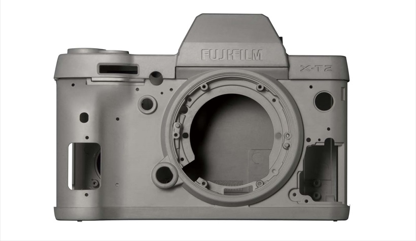 ↑X-T2のボディ素材には、軽量ながら堅牢性や耐久性に優れるマグネシウム合金が採用されている。防塵・防滴構造も実現している