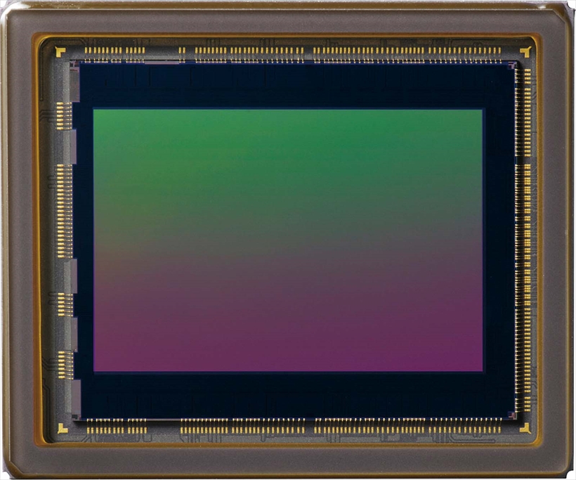 ↑実際の画素数を上回る高い解像力が得られる「X-Trans CMOSⅢ」センサー。従来比約2倍の高速読み出しで、AFや連写性能に貢献