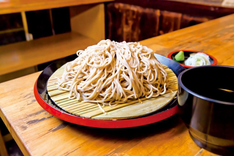 【立ち食いそば】「ウチはそばの味だけで…」ワンコインの「十割そば」に絶対の自信がのぞく京橋「恵み屋」