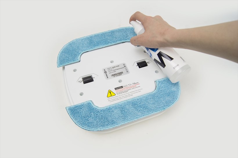 ↑専用洗剤を吹き付けて使用します