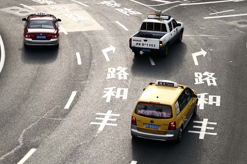 ↑クリエイティブアシストを選び、コントラスト+4で撮影。道路の文字や質感が強調され、平凡な風景ながら印象の強い写真になった。83.2ミリ相当 プログラムオート(F5.6 1/80秒) ISO250 WB:オート