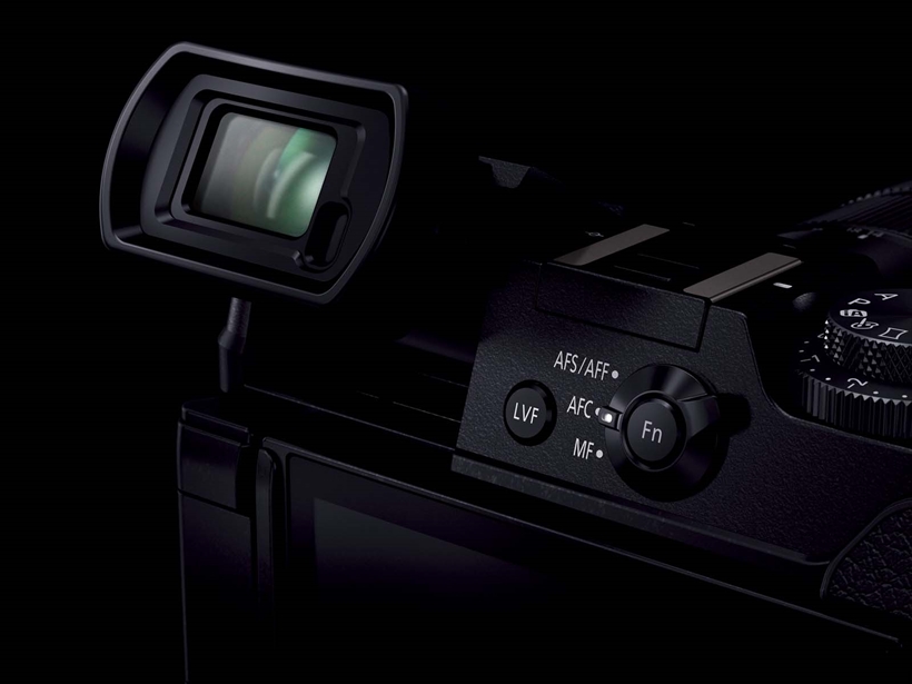 ↑GX8は、チルト可動式のLCDファインダーを搭載。液晶はバリアングル式で、カメラの縦横を問わず自由なアングルで撮影しやすい