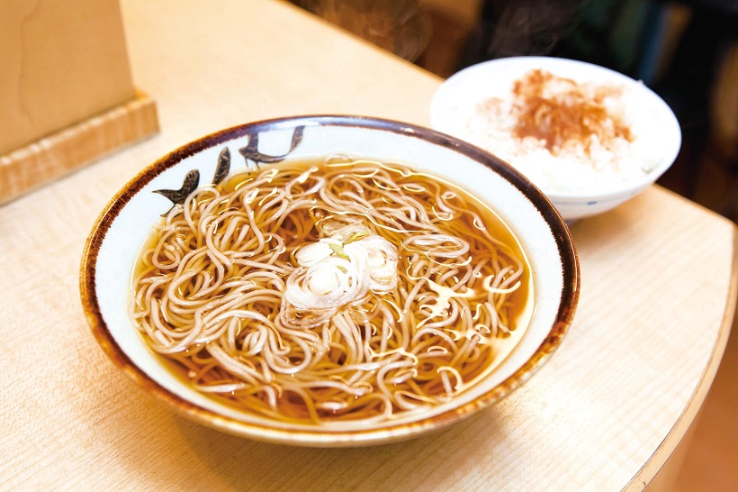 【立ち食いそば】「つゆがウマい店」東京代表といえば? ライスにかける「魔法の粉」も見逃せない日本橋の名店がコチラ!