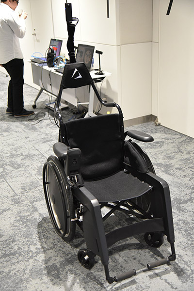 ↑ベースとなるのは市販の車いすのデザインを改良してもらったもの。電動車いすなので自走も可能