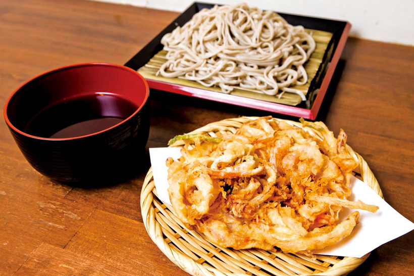 【立ち食いそば】特大天ぷらと十割そばで、この価格は安い! 味とボリュームにビジネスマンが奮い立つ茅場町の名店