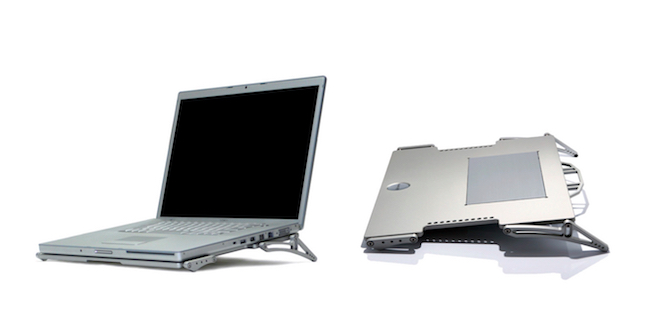 2003年発売の「X-Base」（実売価格3万7584円〜）。アルミから削り出して作られた、ノートPCの冷却台。温度差によって生じる空気の対流を利用し、平均してマイナス7℃という高い冷却性能を確保した