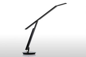 2008年発売のLEDデスクライト「Airline」（実売価格8万6400円）。スプリングとウエイトを内蔵したハイブリッドバランス機構によって、ユーザーによってちょうどいい位置へ、静かに軽く動きぴたりと止まる。アルミ中空構造によるソリッドなデザイン。鏡面仕上げされたホワイトとブラックの2色