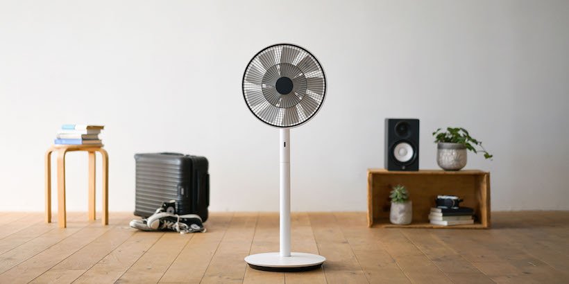 2010年に登場し、バルミューダのブレイクスルーとなった商品が、扇風機「GreenFan」。羽根の構造をイチから見直し、“扇風機の風に直接当たると不快”というイメージを根底から覆した。DCモーターにより消費電力を極限まで抑えられ、2011年の東日本大震災を契機に高まった節電需要にも応え、さらに注目を浴びることとなった。最新モデルは「The GreenFan」（実売価格3万8860円）