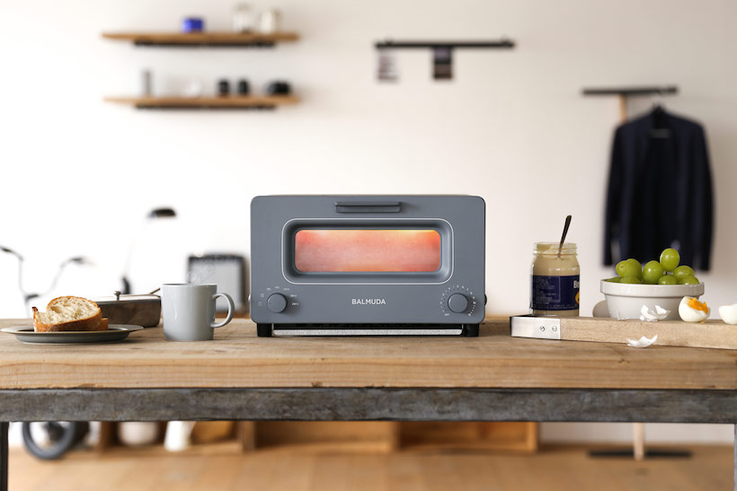 バルミューダが初のキッチン家電として発売し2度目のブレイクスルーをもたらした「BALMUDA The Toaster」（実売価格2万4732円）。最初に注入する5ccの水が焼き始めにパンを蒸気で包み込み、焼き上がりまで細かく温度制御を行うことで、中はふわふわ外はカリッとおいしさが閉じ込められたトーストを焼ける。同製品の大ヒットは、大手家電メーカーが次々と高級トースターを発売するムーヴメントを作り出した