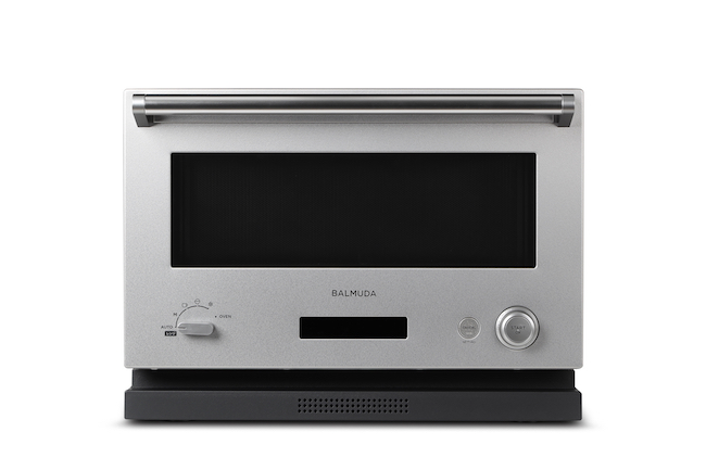 2017年12月に新発売された電子レンジ「BALMUDA The Range」（実売価格4万6980円（ホワイト、ブラック）／5万8860円（ステンレス））。バルミューダが送り出す4作目のキッチン家電。搭載されているのはレンジの「温め」「解凍」、オーブン機能とシンプルで、ユーザーを惑わせない。出来上がりには“チン”の代わりにギターの音がモードごとに音階を変えて流れてくる遊び心も