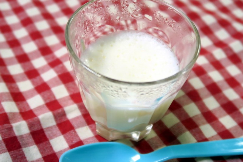 ちょっと硬めの甘い牛乳プリンのような仕上がりに。牛乳の味は控えめです