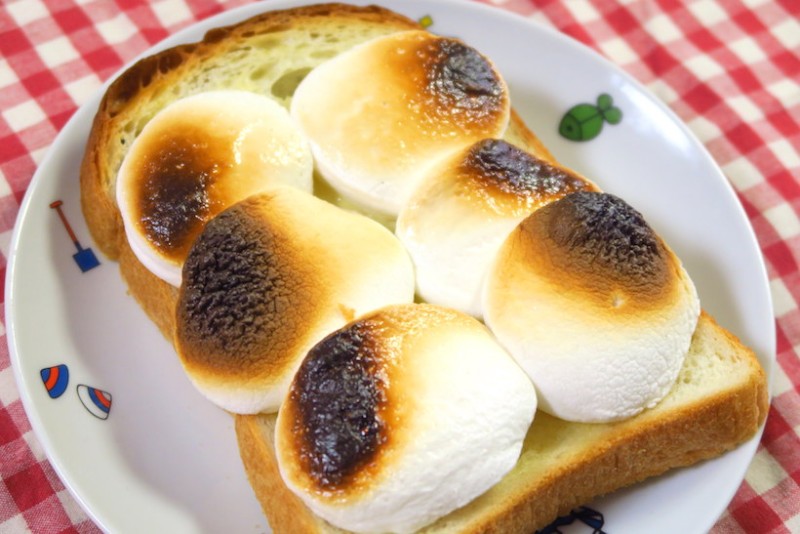 マシュマロに少し焦げ目が付く程度でトースターから取り出します。焦げすぎないように注意!