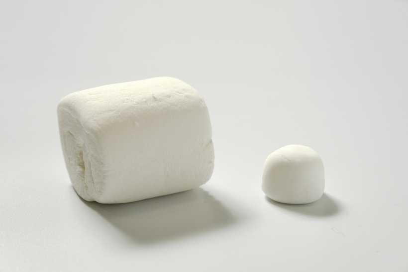 マシュマロ1個は直径5cm、高さ5cmの円柱型と、超ビッグサイズ!