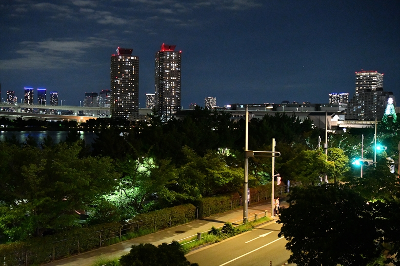 ↑ISO12800の高感度で夜景を手持ち撮影。それでも1/25秒の低速シャッターとなったが、カメラブレもぜず、感度を考慮すれば十分に高画質に撮影できた。46ミリ相当 絞り優先オート(F4 1/25秒) -0.7補正 WB:オート ISO12800