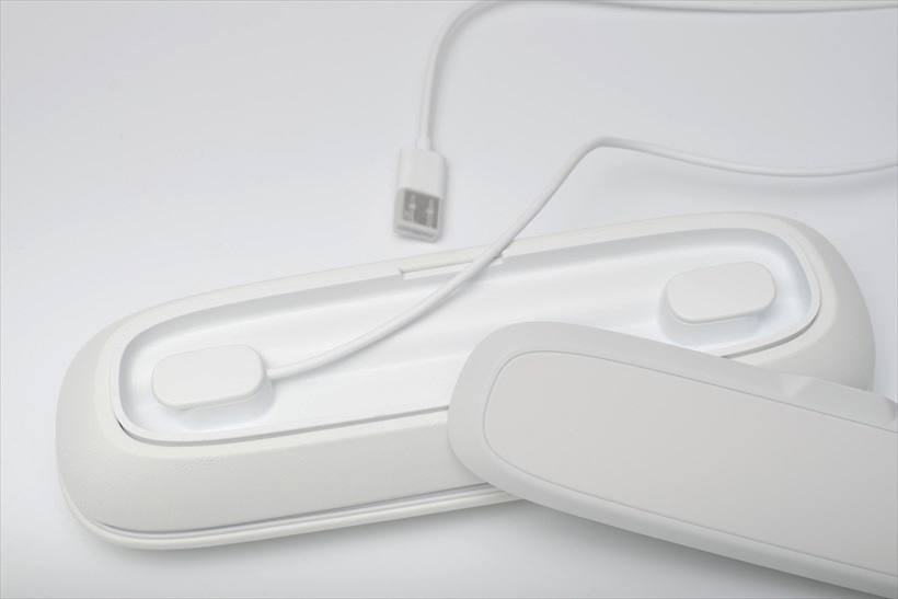 ↑トラベルケースの底のフタを開けると給電用のUSBケーブルが
