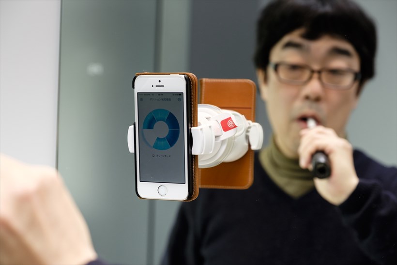 ↑アプリ上で「ポジション検知機能」を起動し、「カメラの設定」を押したあと、画面中央の円の中に顔が入るように顔の位置を調整します。設定後に磨き始めると、口内を6分割した青の円形表示が徐々に白く変化します。ときにはブラシの位置と白くなっている位置が微妙にずれることも