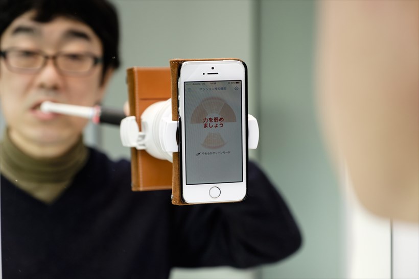 ↑ブラッシング時には、洗面所の鏡にスマホ用ホルダーを取り付けます。吸盤式でしっかり貼り付き、安定感があります