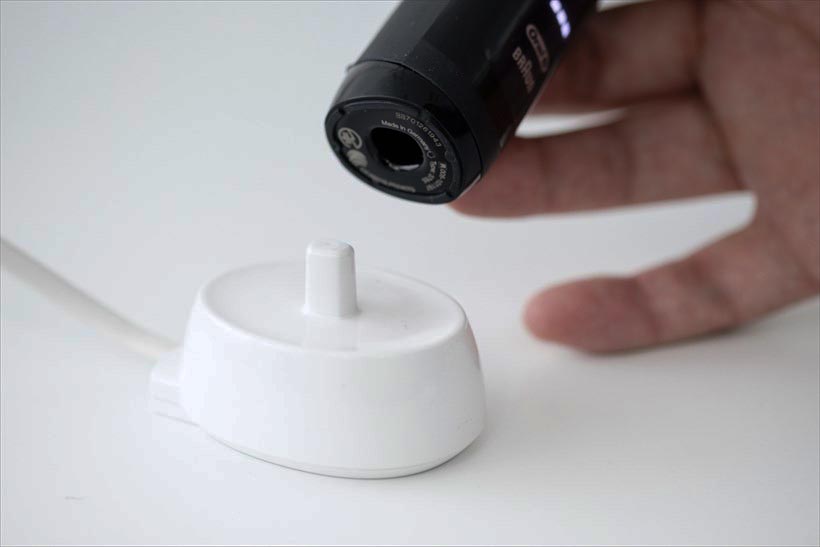 ↑充電器。本体の根元を