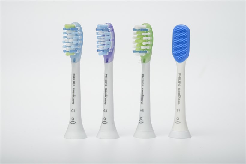 ↑ヘッドはハンドルに挿すと専用モードに切り替わるのでヘッドの種類がわかりますが、ヘッドの根元にクリーンブラシは「C3」、ガムケアブラシは「G3」、ホワイトブラシは「W3」とイニシャルが書いてあり、これで識別することができます