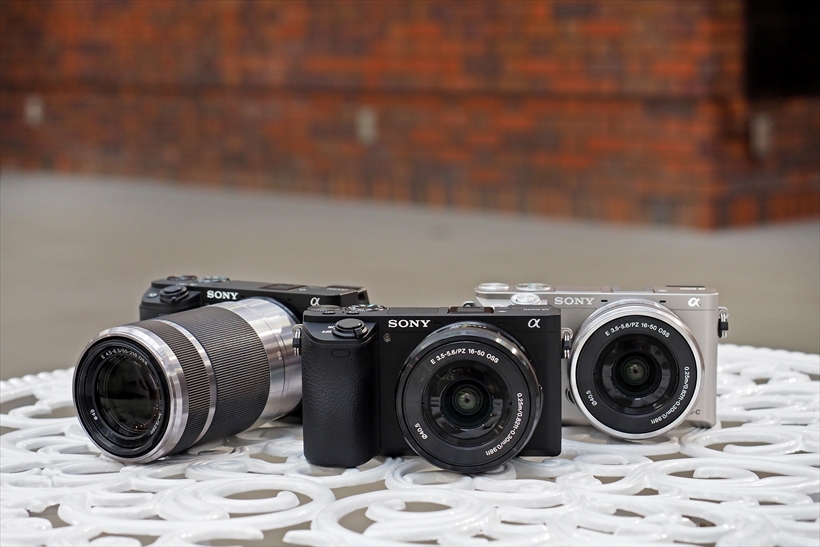 ↑α6500(中央)、α6300(左)とα6000(右)。2014年の初代モデルα6000の発売から3年以上経過したが3機種とも現行機だ。それだけに、性能や金額の差が気になる
