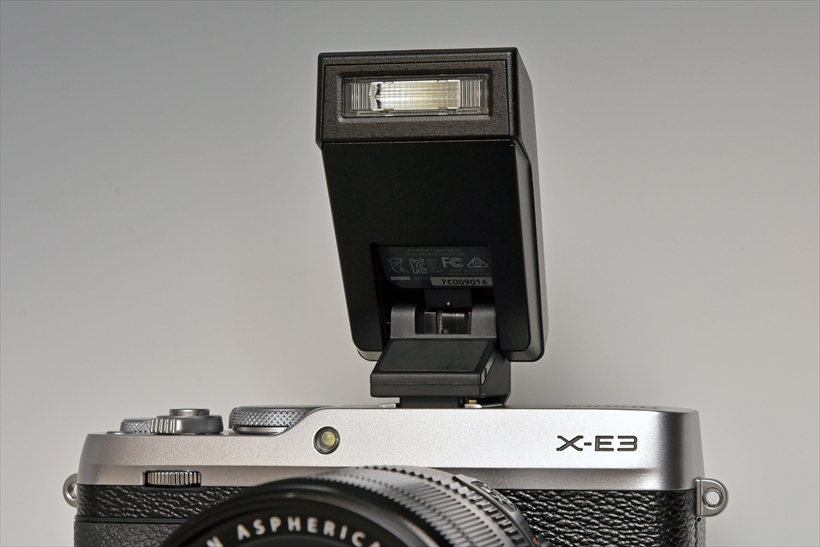↑X-E2はフラッシュが内蔵されていたが、X-E3には非搭載。代わりに「クリップオンフラッシュEF-X8」が付属している