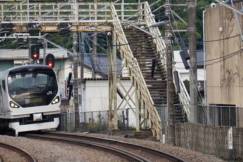 ↑奥の信号機の位置に先頭車両が来たら連写を開始。RAW+ JPEGで連写して高速連写の最終カットか、画面に先頭車両が入っている最後のカットを掲載