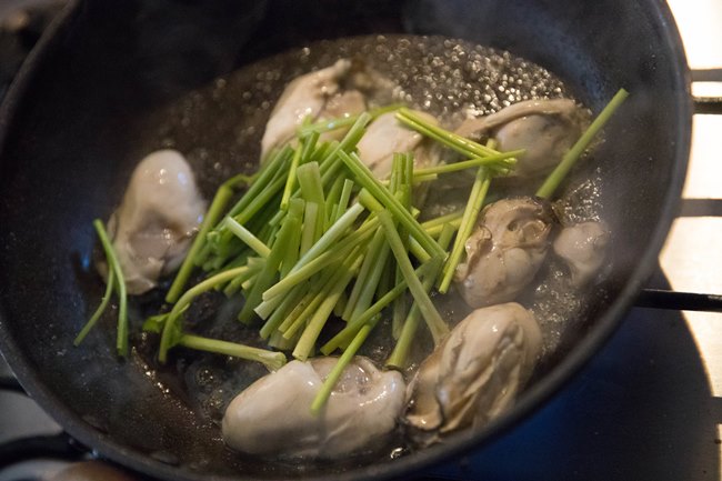 ↑牡蠣に焼き色がつき、表面がぷっくりと張ってきたら火が通った証拠