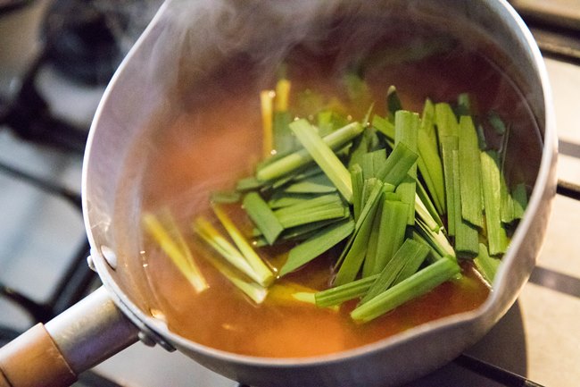 ↑大根が柔らかくなったら醤油とコチュジャンで調味し、ニラを加えます