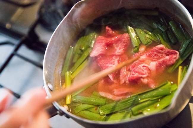 ↑牛肉を入れて火を通します。このとき、アクが多ければ取っておきましょう