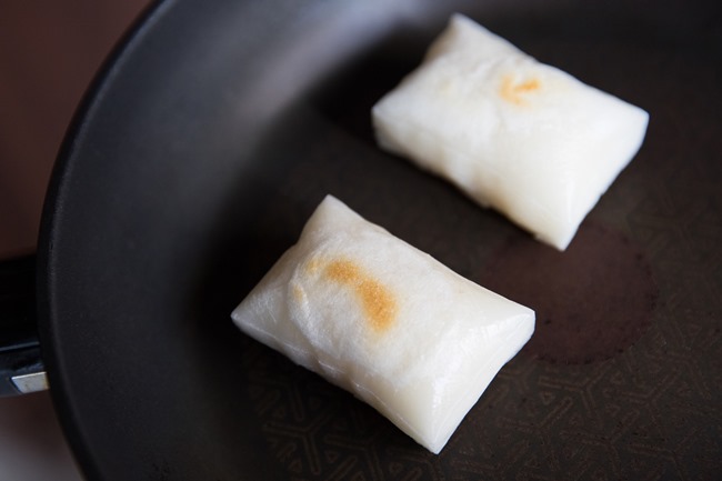 ↑フライパンで、餅の表面に軽く焼き目が付くまで焼きます