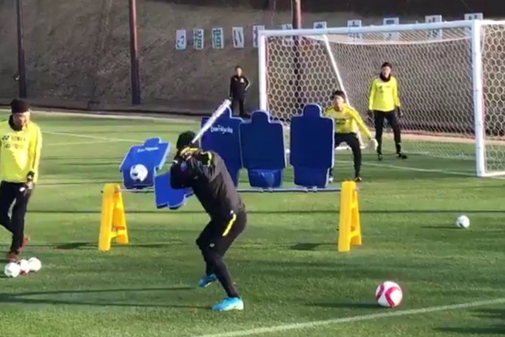 サッカーなのに「バット」を使用！柏レイソルのGK練習がユニークだと話題に