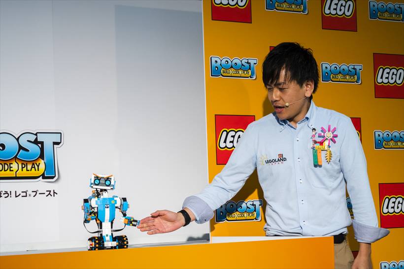 ↑掛け合い漫才のような会話は、バーニーに触れることでセンサーが働き、録音された次の言葉が発せられる仕組み