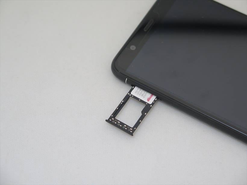 ↑nano SIMを2枚セットできるが、DSDSには非対応。microSDスロットも兼ねる