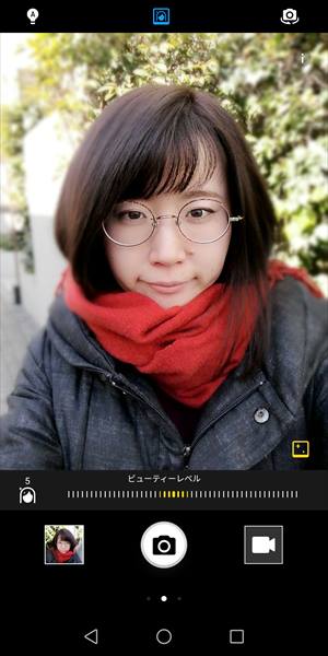 ↑フロントカメラで「ポートレートモード」で撮影する際は、10段階の「ビューティーレベル」と、「芸術的ボケ味」のオン・オフを設定できる