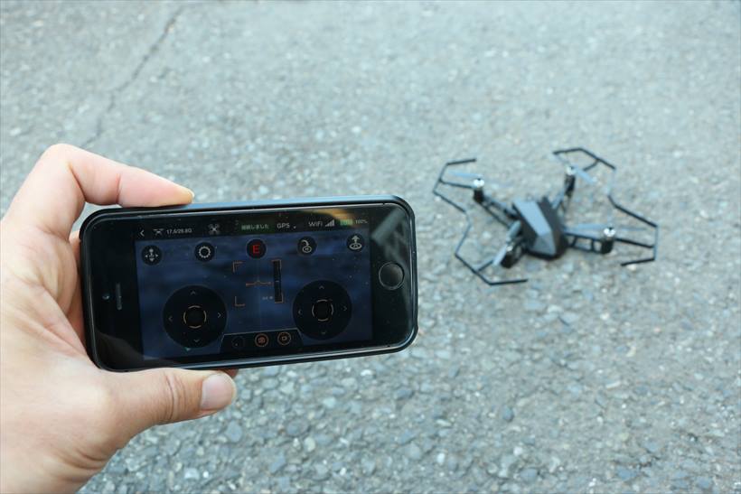 ↑スマホで本体を操作する。「Kudrone」のアプリをダウンロードし、Wi-Fiでドローン本体と接続しておけばOK。2回目からは、アプリを起動すると自動接続する