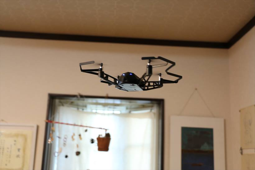 ↑小さな機体ですが、GPSとジャイロセンサーを搭載しているので、機体は精密に自動制御される。ただ、なにぶん軽量なので風の影響は受ける様子。