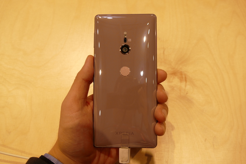 ↑Xperia XZ2(背面)。カメラと指紋センサーが中央に位置する。カラーバリエーションは「リキッドブラック」「リキッドシルバー」「ディープグリーン」「アッシュピンク」の4種類