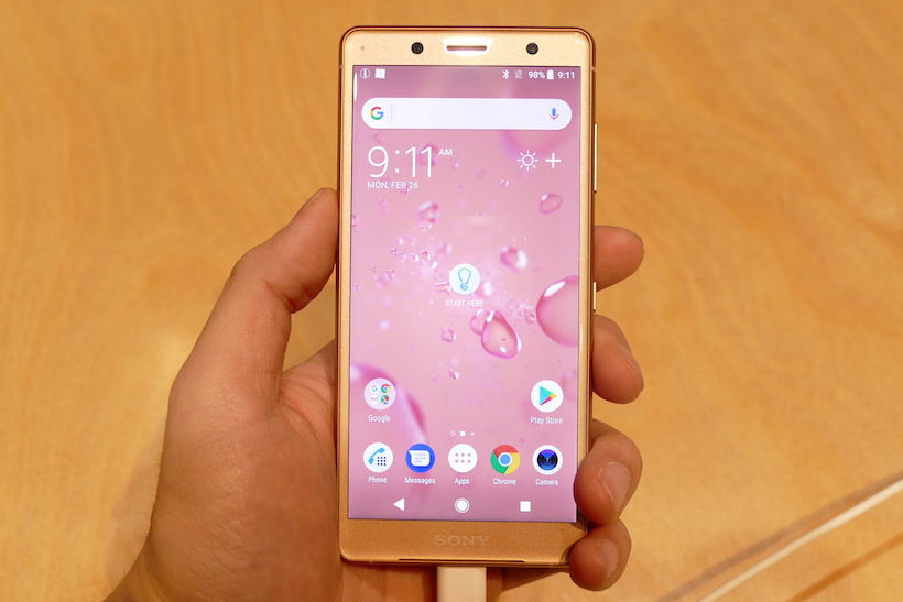 ↑Xperia XZ2 Compactは片手で扱えるサイズ感。カラーは「ブラック」「ホワイトシルバー」「モスグリーン」「コーラルピンク」の4種類