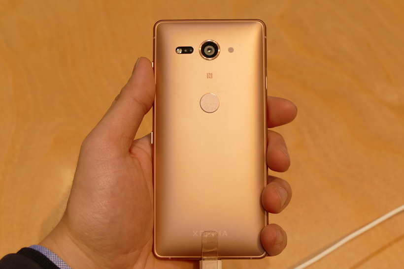 ↑こちらも指紋センサーが背面にある。XZ2に比べると、カメラはやや上端部に位置