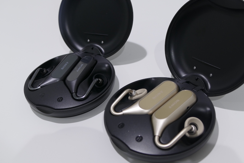↑充電ケース(直径89mm、厚み25mm、質量76g)にセットすると3回フル充電できる。7分充電すれば、1時間利用可能。なお、ケースそのものはUSB Type-Cで充電