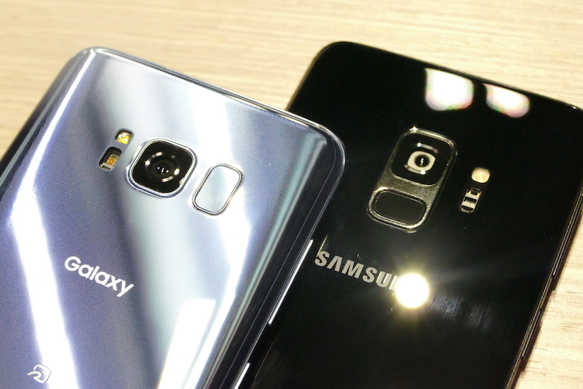 ↑S8(日本販売モデル、左)とS9の背面カメラ周辺を比較