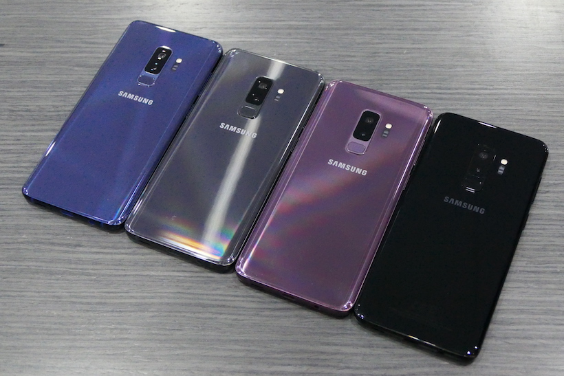 ↑カラーバリエーションはS9/S9+共に、右から「Midnight Black」「Lilac Purple」「Titanium Grey」「Coral Blue」の4種類。写真はS9+
