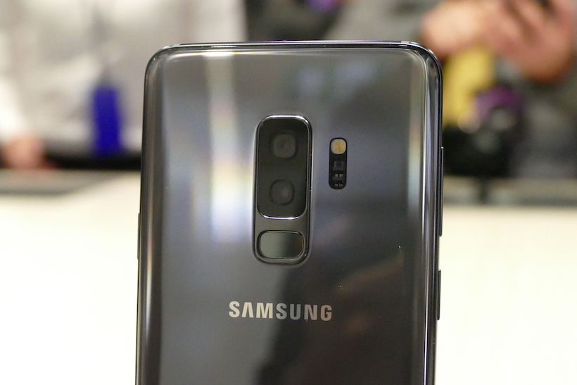 ↑S9+の背面カメラ。上のレンズには、よく見ると絞りらしき機構が……