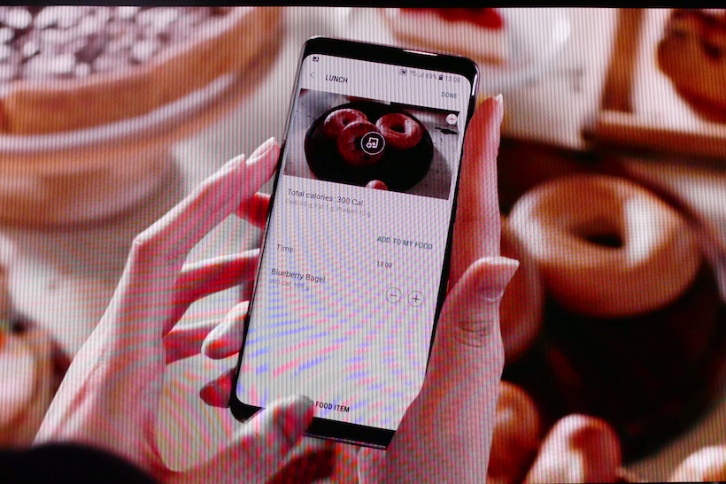 ↑プレゼンテーション時のスライドより。Bixby Visionでカロリー計算している画面例