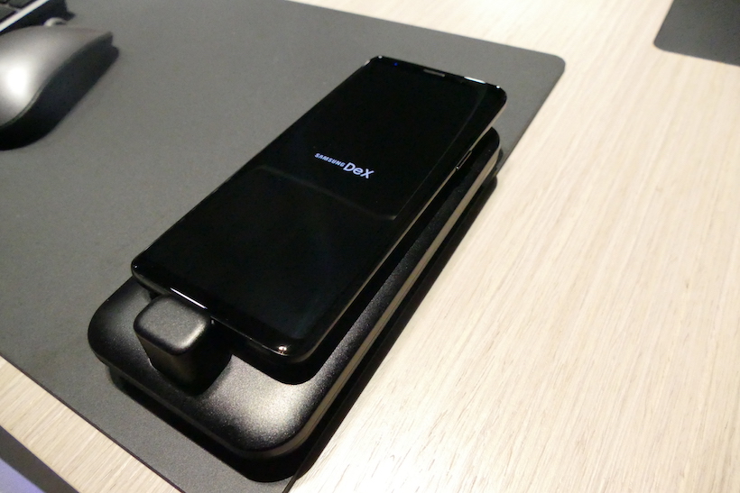 ↑今回発表された「DeX Pad」。より薄くなり、デザインが一新された。純正のカバーをそうちゃくしたままGalaxyを設置できる