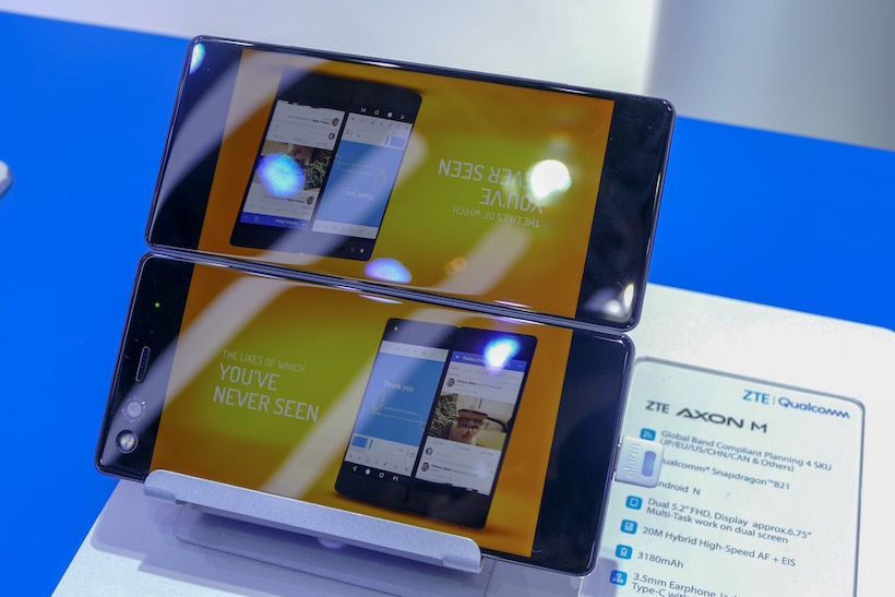 ↑AXON Mは2つのディスプレイを搭載する、2つ折りの端末だ。今年1月に米国にて開催された「CES 2018」ではイノベーションアワードを受賞。1月20日には中国で発売された