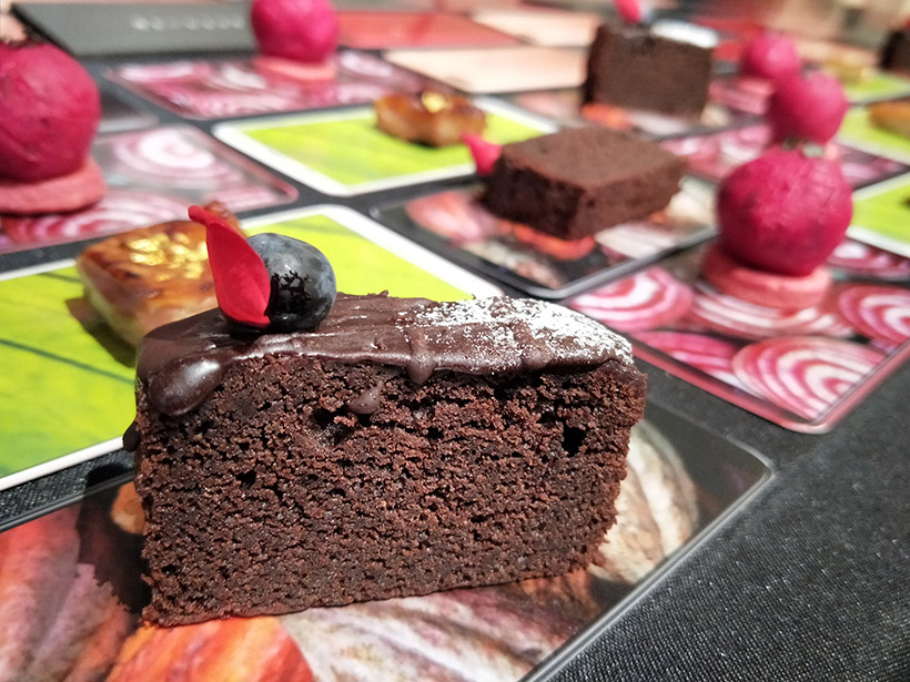 ↑通常モードで撮影。背景がぼけてチョコレートケーキを際立たせている