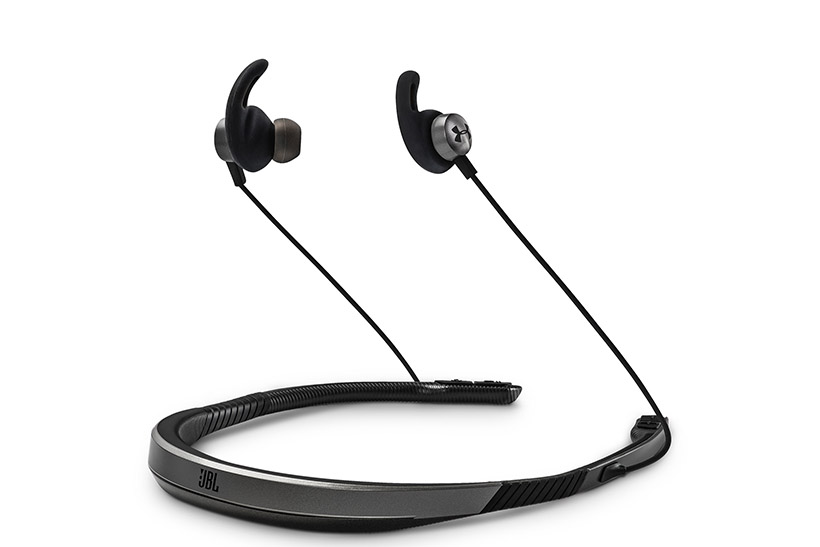 コレは夜ランの味方! JBL×アンダーアーマーのLED内蔵ワイヤレスイヤホン「UA SPORT WIRELESS FLEX」
